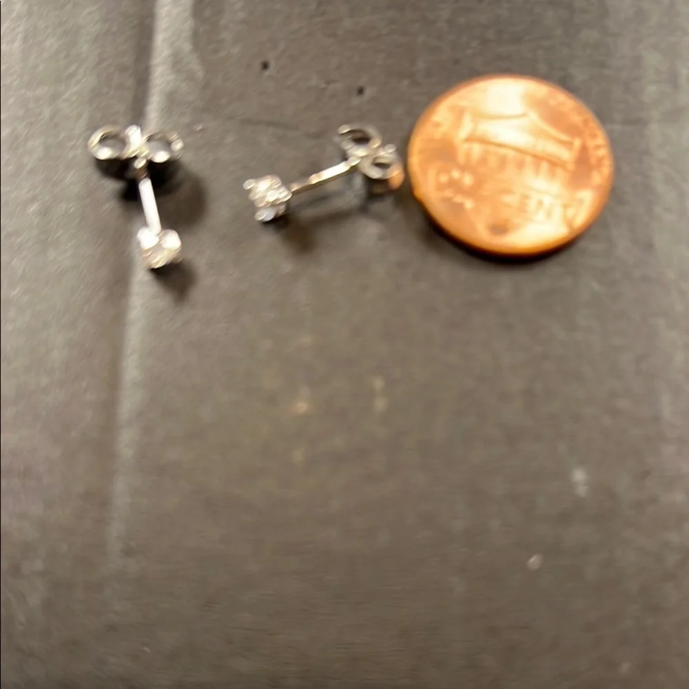 NWOT Heart Cubic Zirconia Stud Earrings 3mm Never Worn, NEW!!